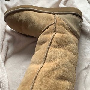 Tan tall boot Ugg’s